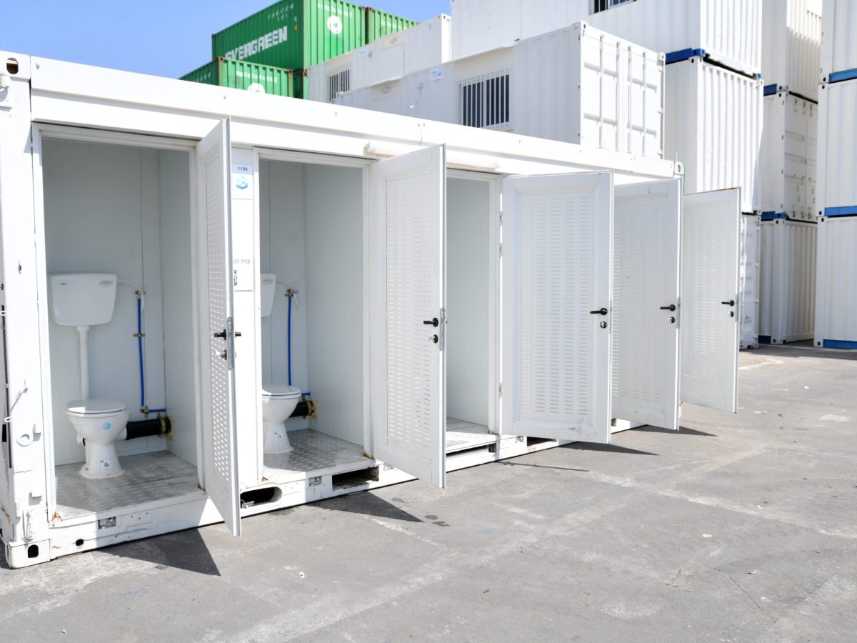 10-תאים-שירותים-ניידים-2-scaled-q8jsa981ypu5k5aazhlat1i2n5bv3d2t3dylzbkeug
