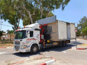 הובלת מבנה נייד יד 2 והצבתו במקום החדש